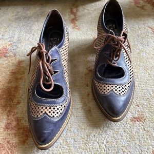 Modcloth Effortlessly Eclectic Leather Heel Spring Step L’Artiste Oxford 39 8.5